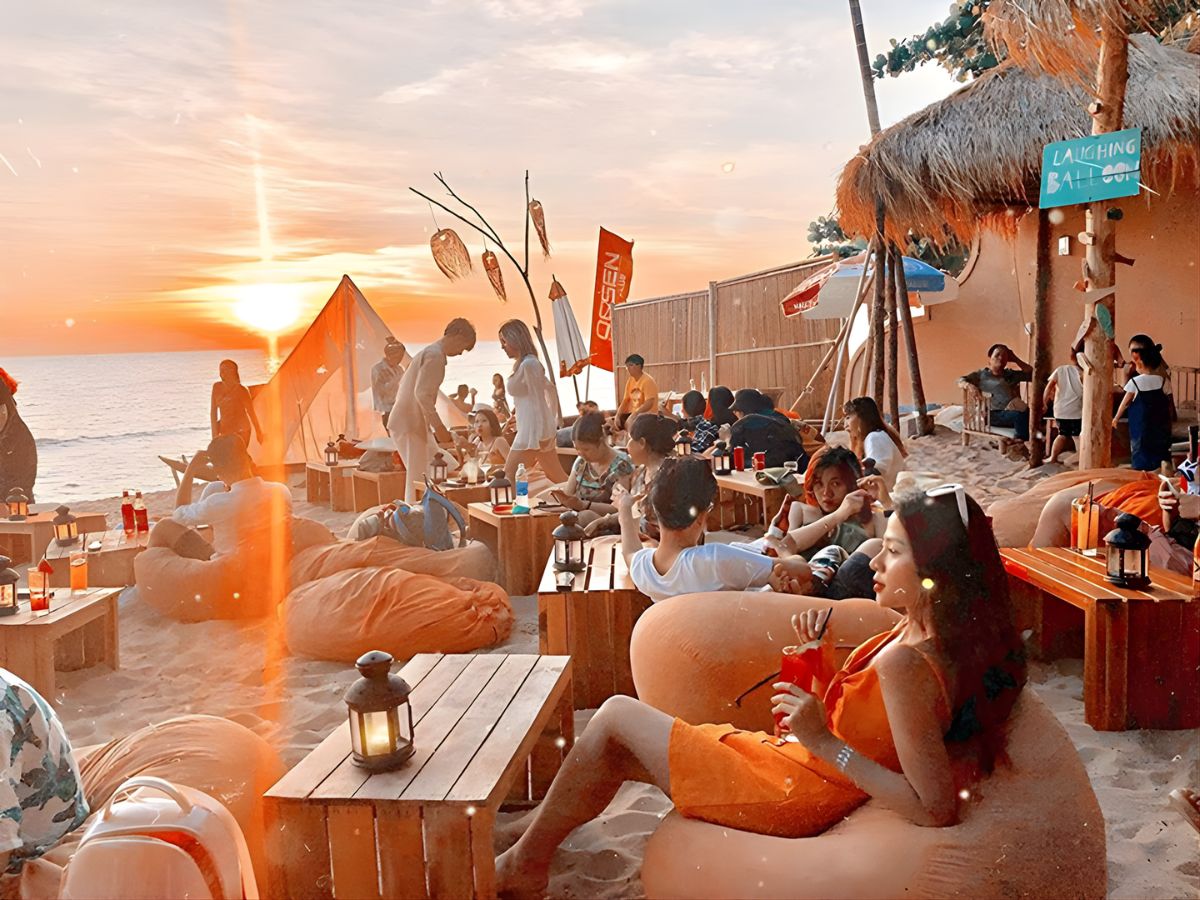 Không gian chill tại Sunset Beach Club, nơi du khách thư giãn, thưởng thức đồ uống và tận hưởng hoàng hôn Phú Quốc tuyệt đẹp.