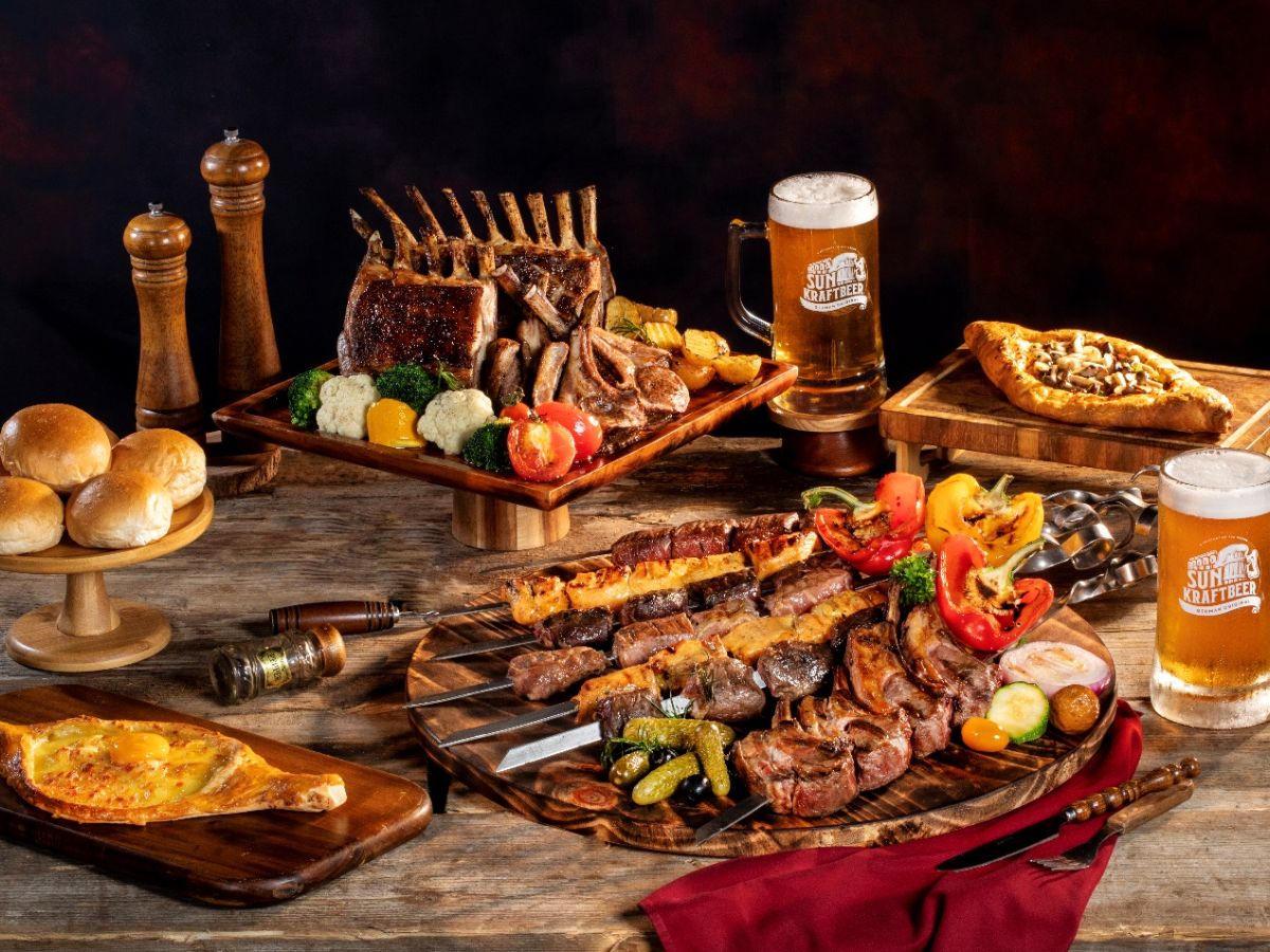 Du khách tận hưởng không gian ẩm thực đậm chất châu Âu tại Sun Bavaria Gastro Pub giữa lòng Thị trấn Hoàng Hôn.