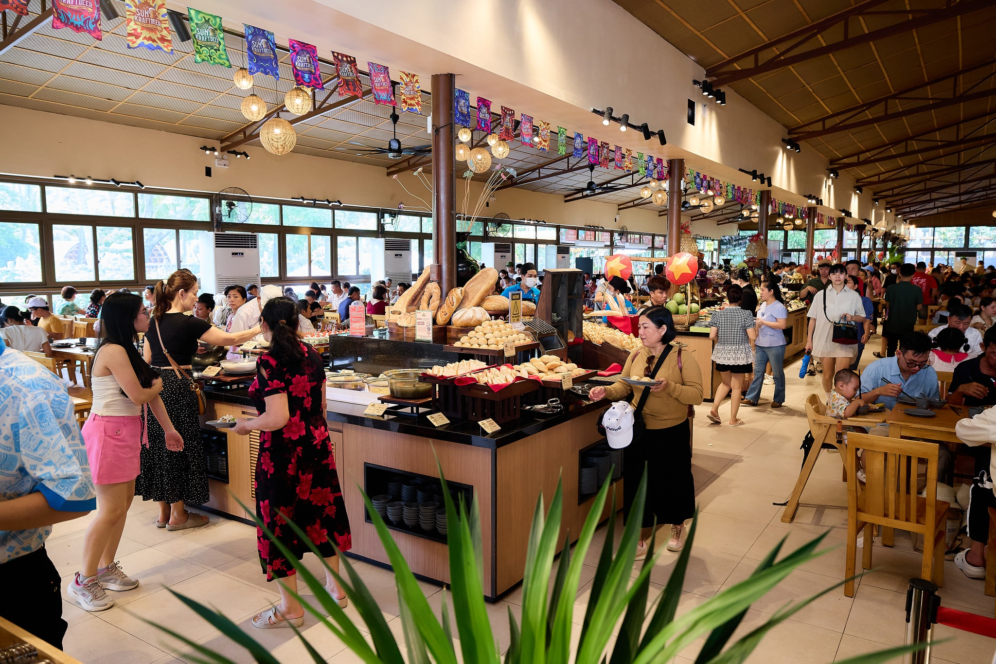 Không gian rộng rãi tại nhà hàng buffet Mango
