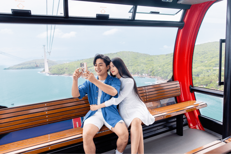 Du khách thích thú trải nghiệm cáp treo Hòn Thơm