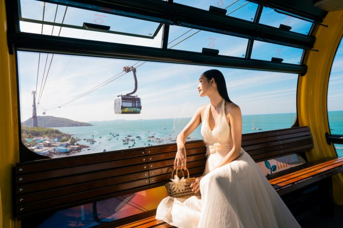 Ánh nắng chiều vào cabin cáp treo tạo nên những bức ảnh check in tuyệt đẹp cho du khách