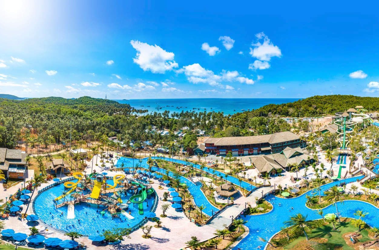 Toàn cảnh công viên nước tại Sun World Hon Thom nhìn từ xa
