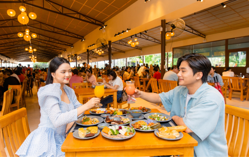 Combo cáp treo + buffet là loại vé được nhiều du khách lựa chọn nhất tại Sun World Hon Thom