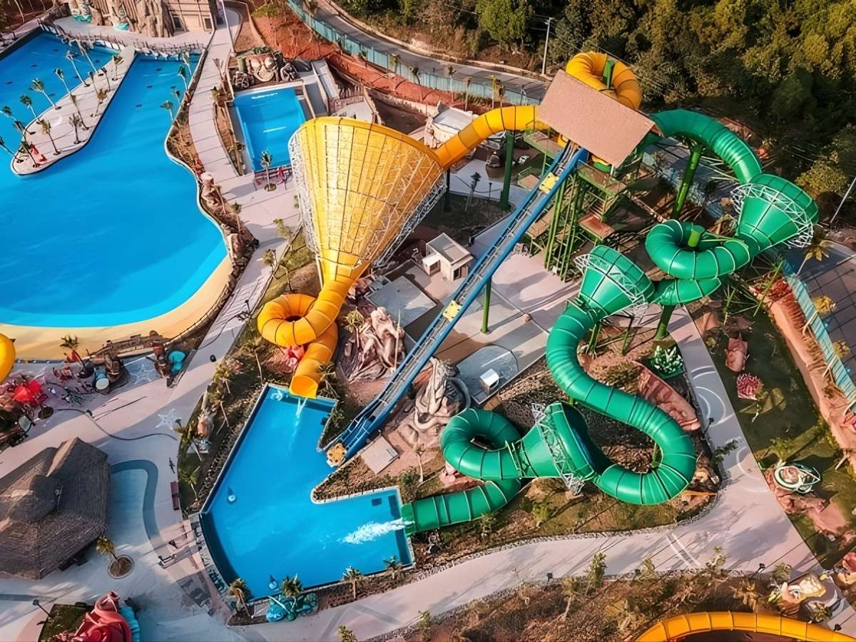 Công viên nước Aquatopia là tổ hợp giải trí nhiều trò chơi thu hút nhiều du khách