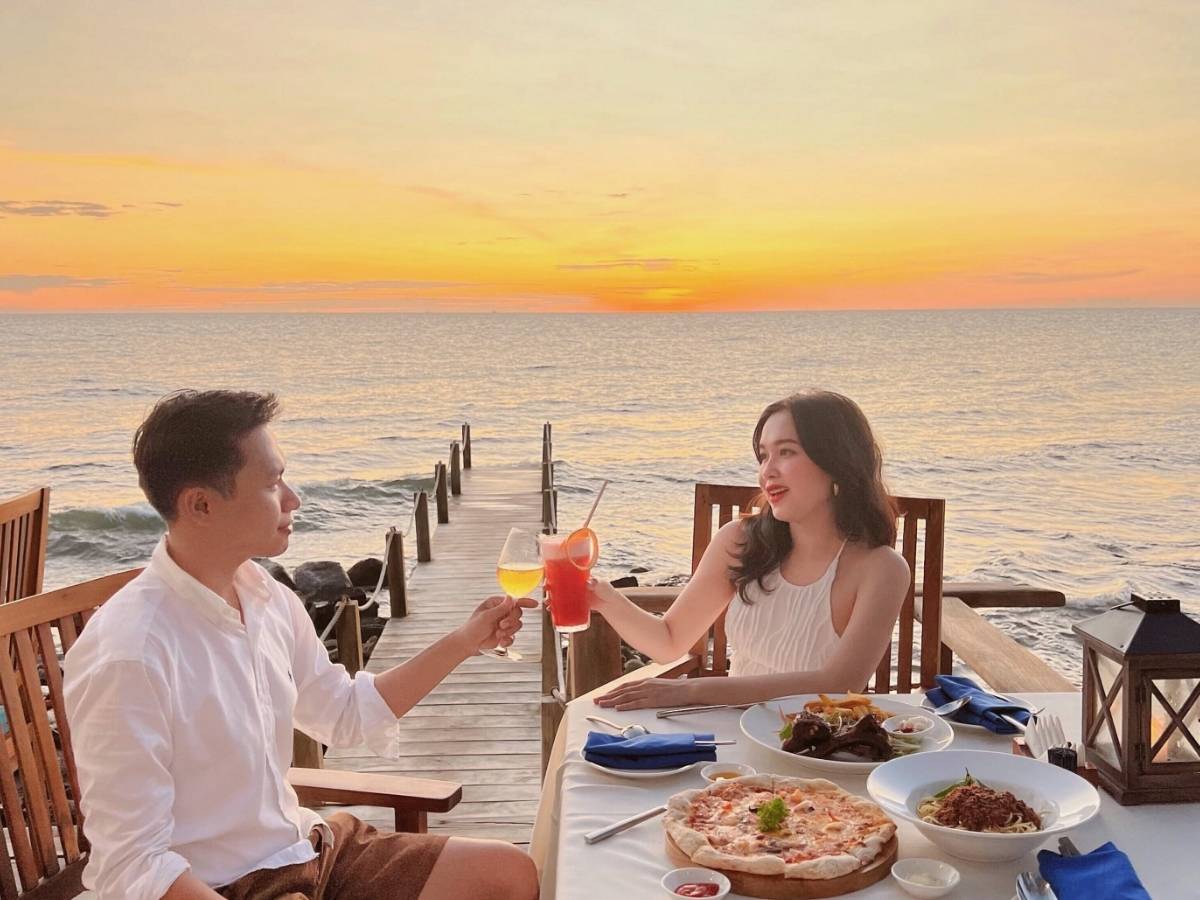 Khoảnh khắc honeymoon bên bãi biển chiều dịu nắng tại bãi Kem