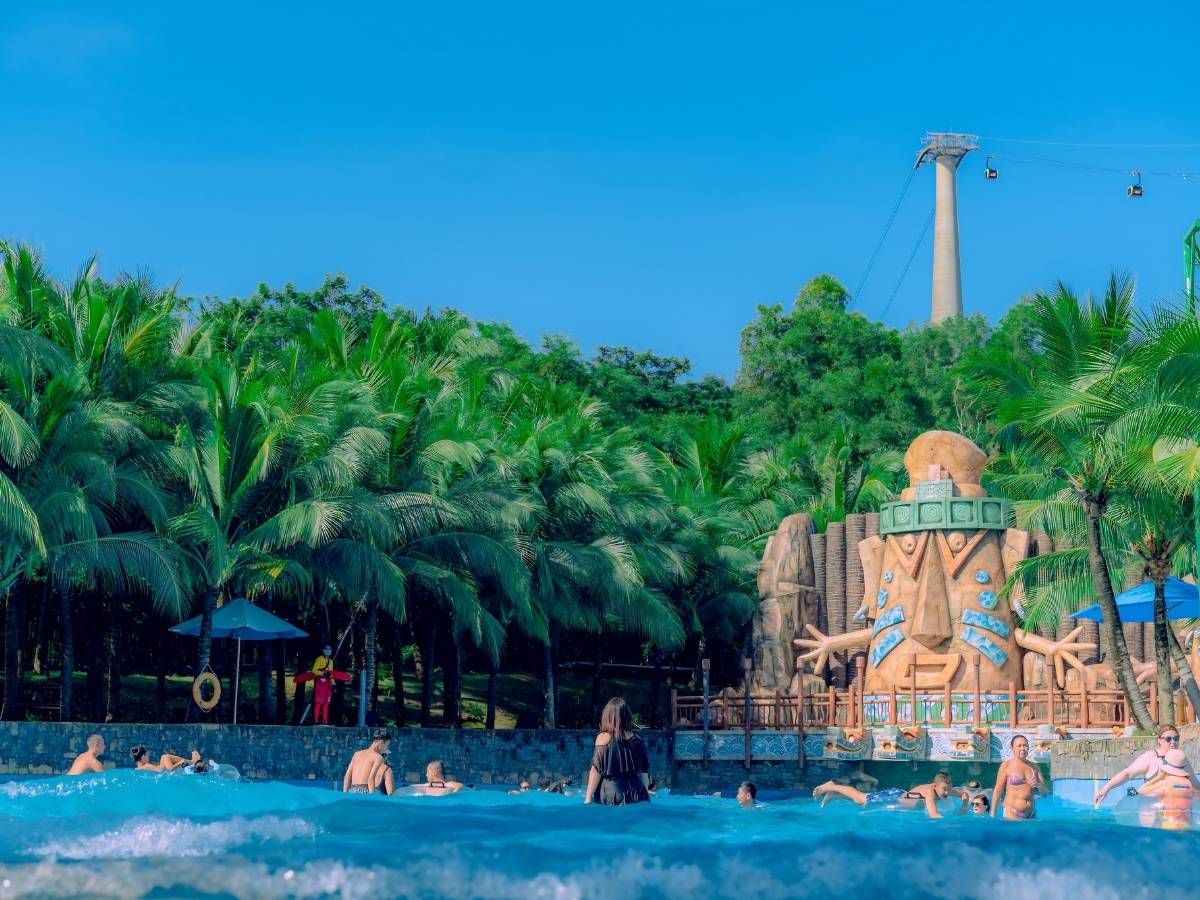 Biểu tượng thổ dân và các hòn đảo nhân tạo bên trong Aquatopia
