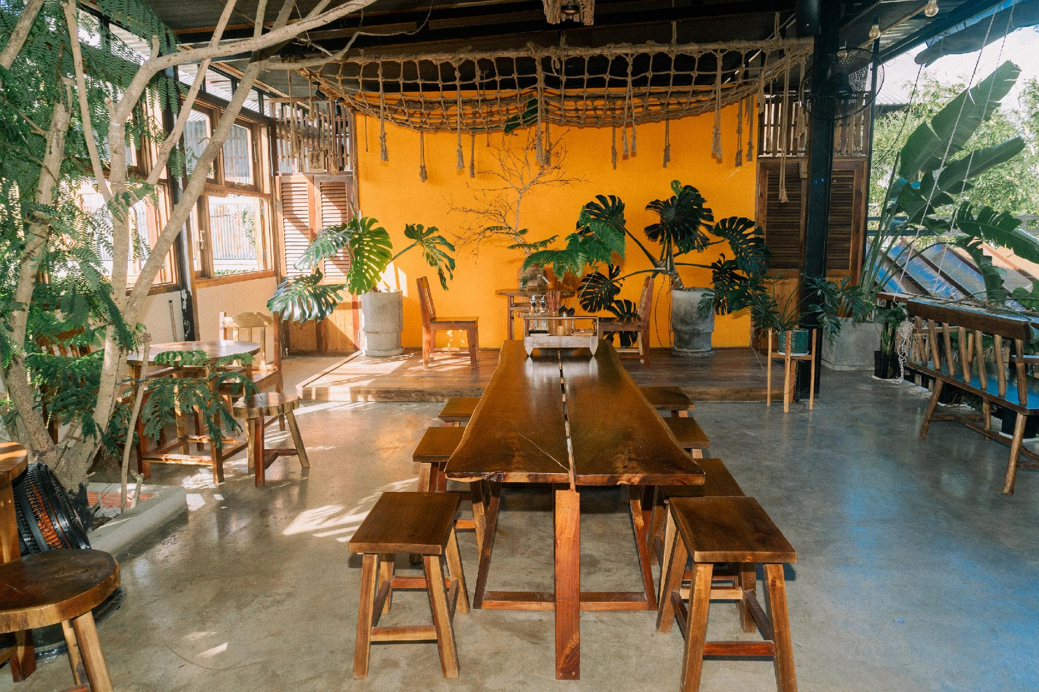 Không gian quán Tịnh House mộc mạc và truyền thống