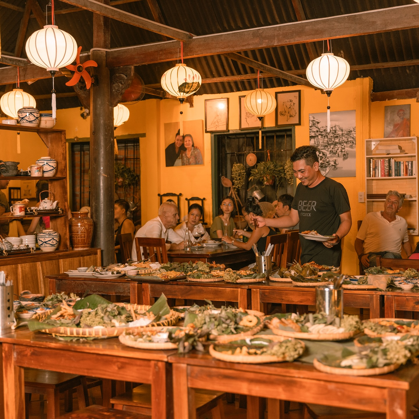 Du khách trải nghiệm những món ăn truyền thống Việt Nam tại Granma’s Kitchen