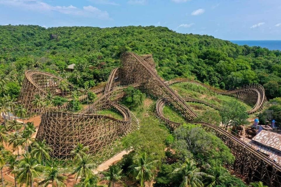 Trò chơi Mộc xà thịnh nộ tại công viên chủ đề Làng Exotica