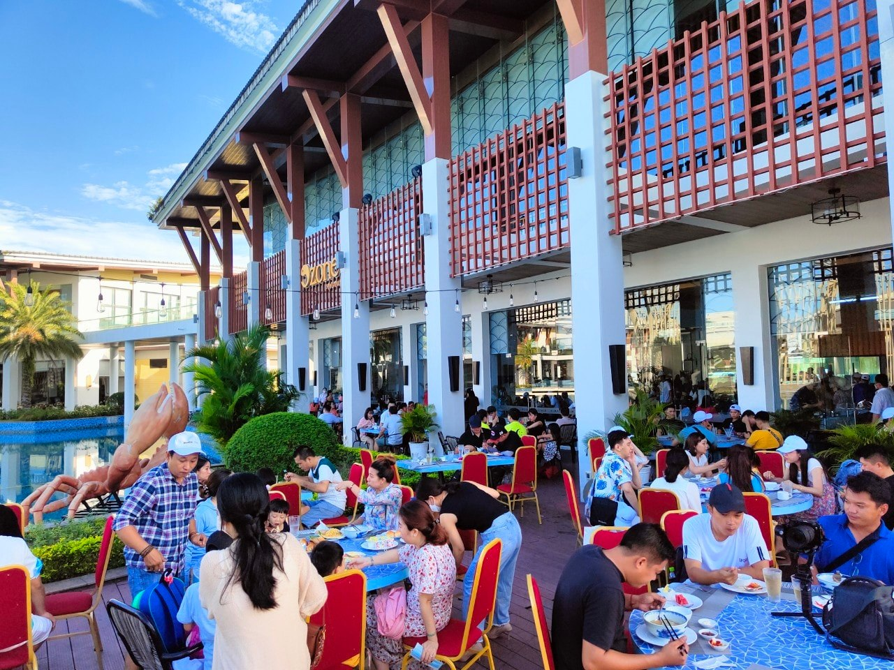 Không gian sang trọng tại nhà hàng Ozone Seafood