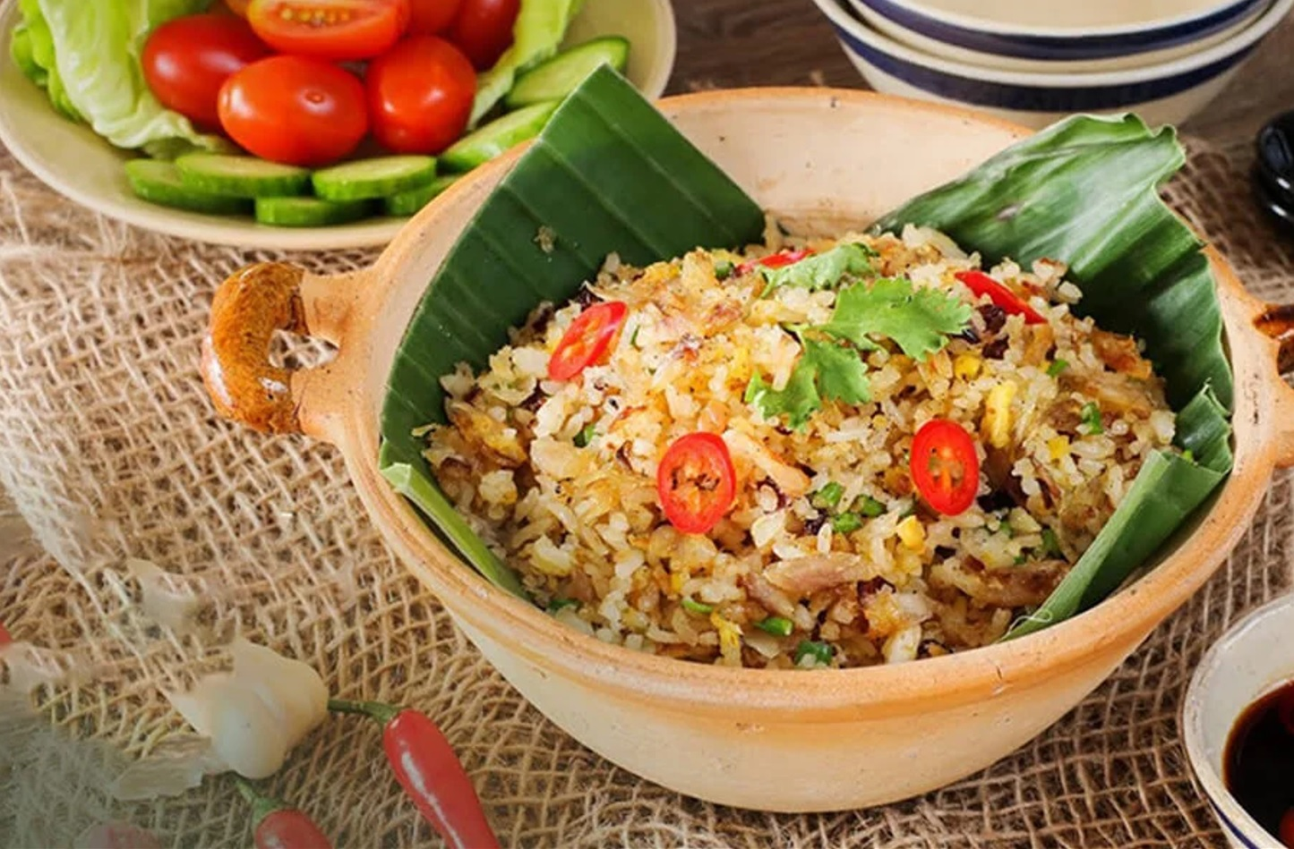 Thố cơm ghẹ ấm nóng, hương vị đậm đà