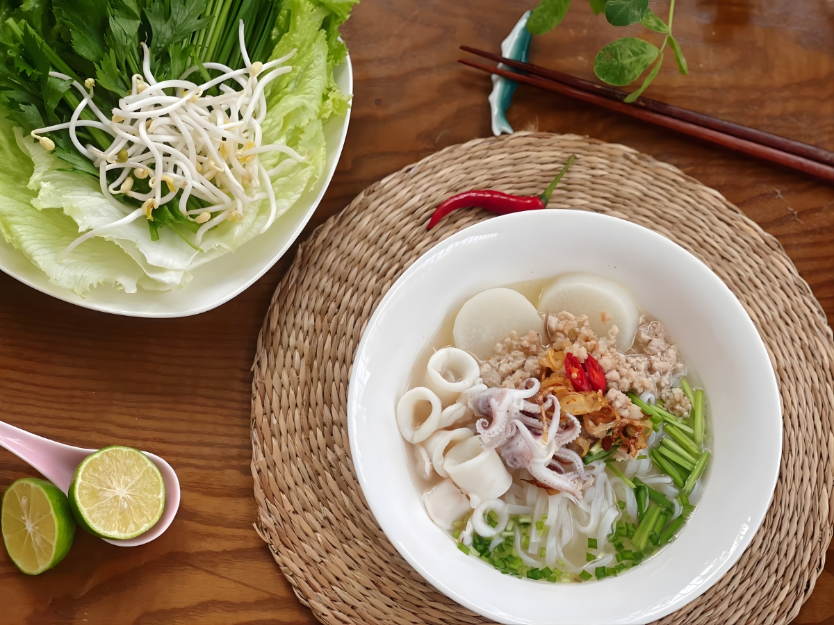 Tô hủ tiếu mực thơm ngon với nguyên liệu tươi ngon, được chọn lọc kỹ lưỡng