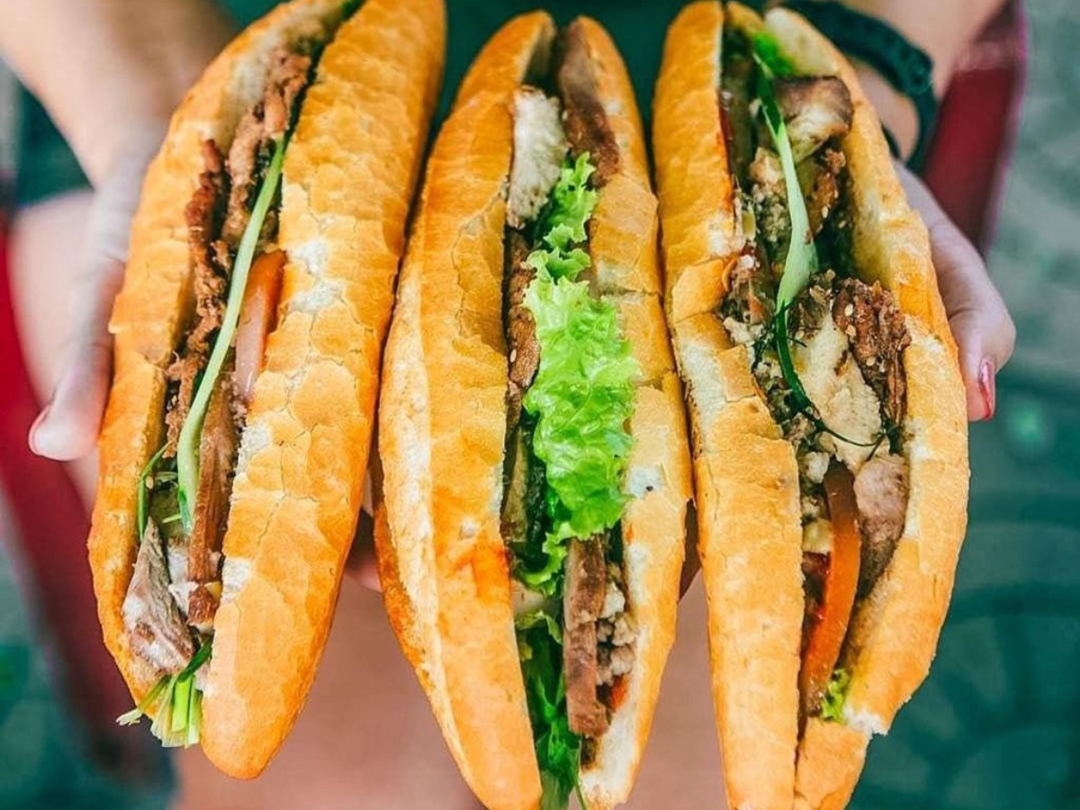 Bánh mì Tổ Kén với phần nhân đẫy đà, cực kỳ ngon và chắc bụng