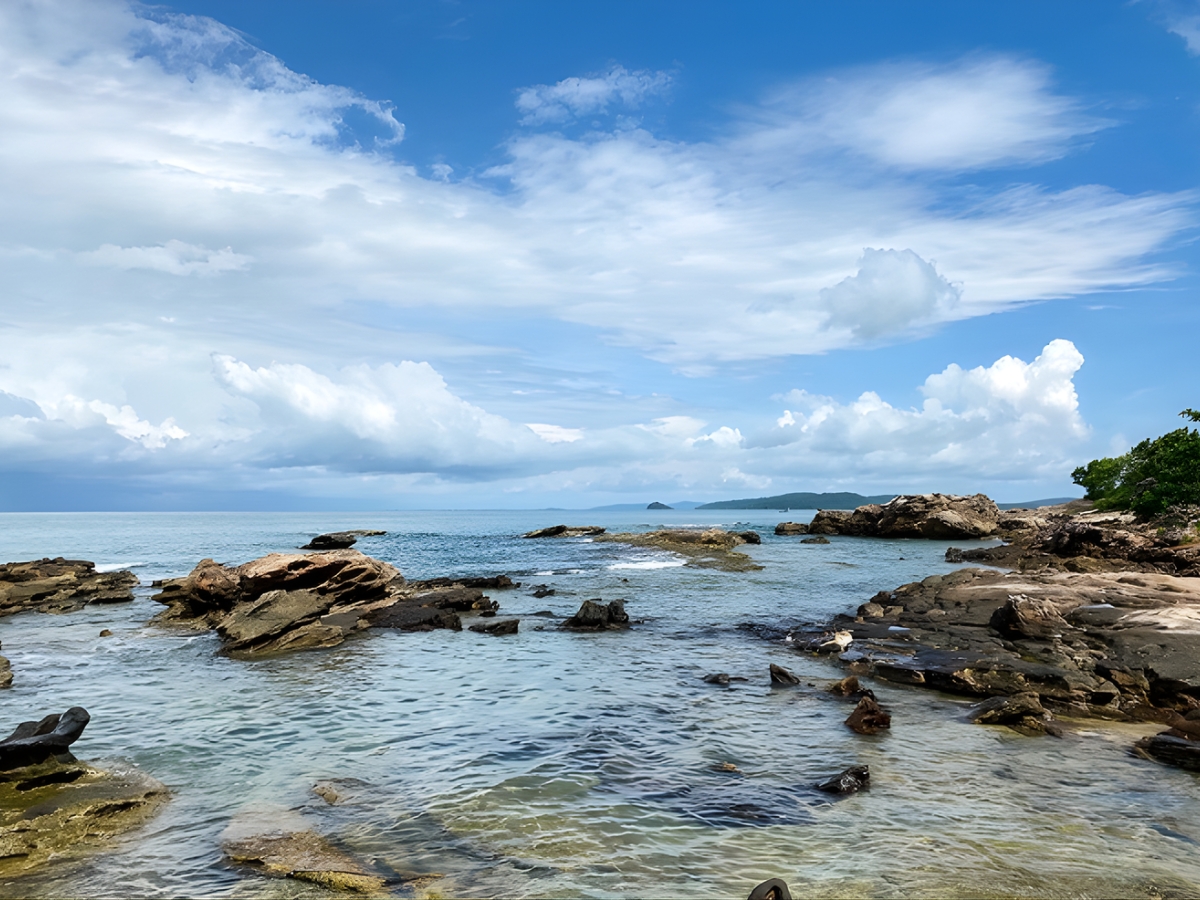 Hòn Thầy Bói nằm ngoài khơi khu vực Gành Dầu, thuộc phía Tây Bắc của đảo Phú Quốc