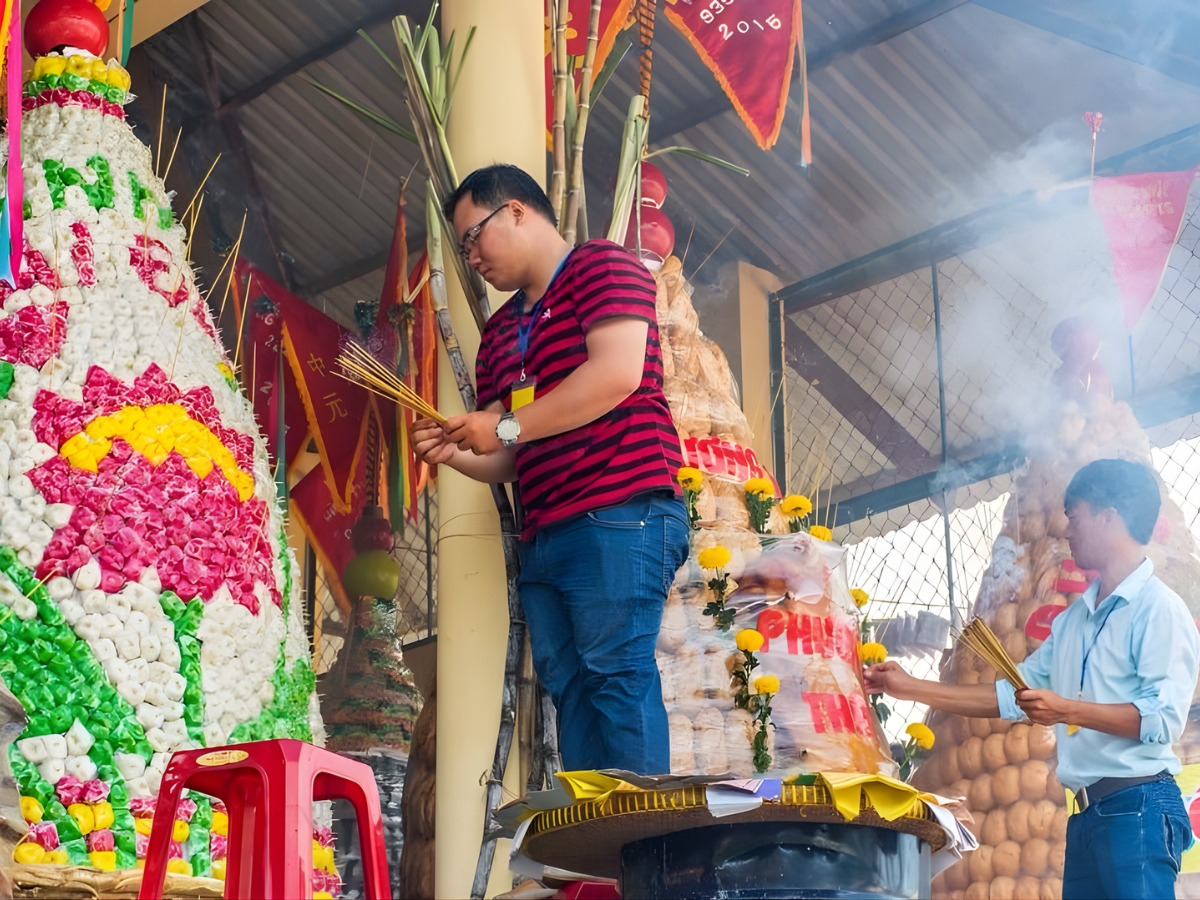 Người dân dâng lễ, thắp hương để bày tỏ lòng tri ân và sự thành kính đối với Thành Hoàng làng