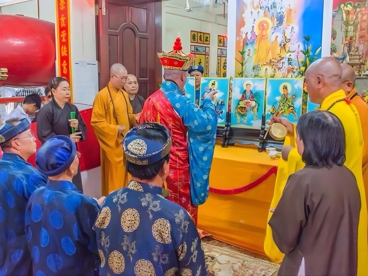 Thể hiện sự thành kính và giữ thái độ trang nghiêm, lịch sự khi tham dự lễ hội.