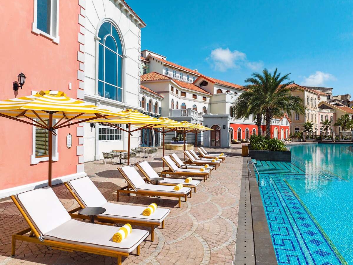 Khách sạn và resort 5 sao mang đến trải nghiệm nghỉ dưỡng sang trọng, đẳng cấp.