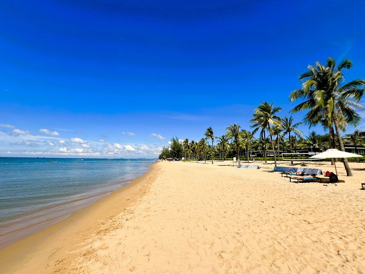 Tắm biển và thư giãn tại Bãi Trường