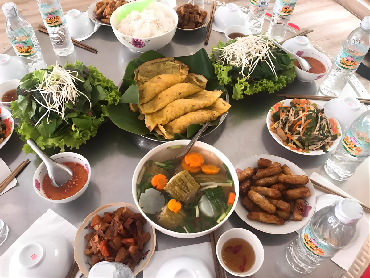 Thưởng thức mâm cơm chay thanh tịnh tại chùa Sùng Hưng Cổ Tự