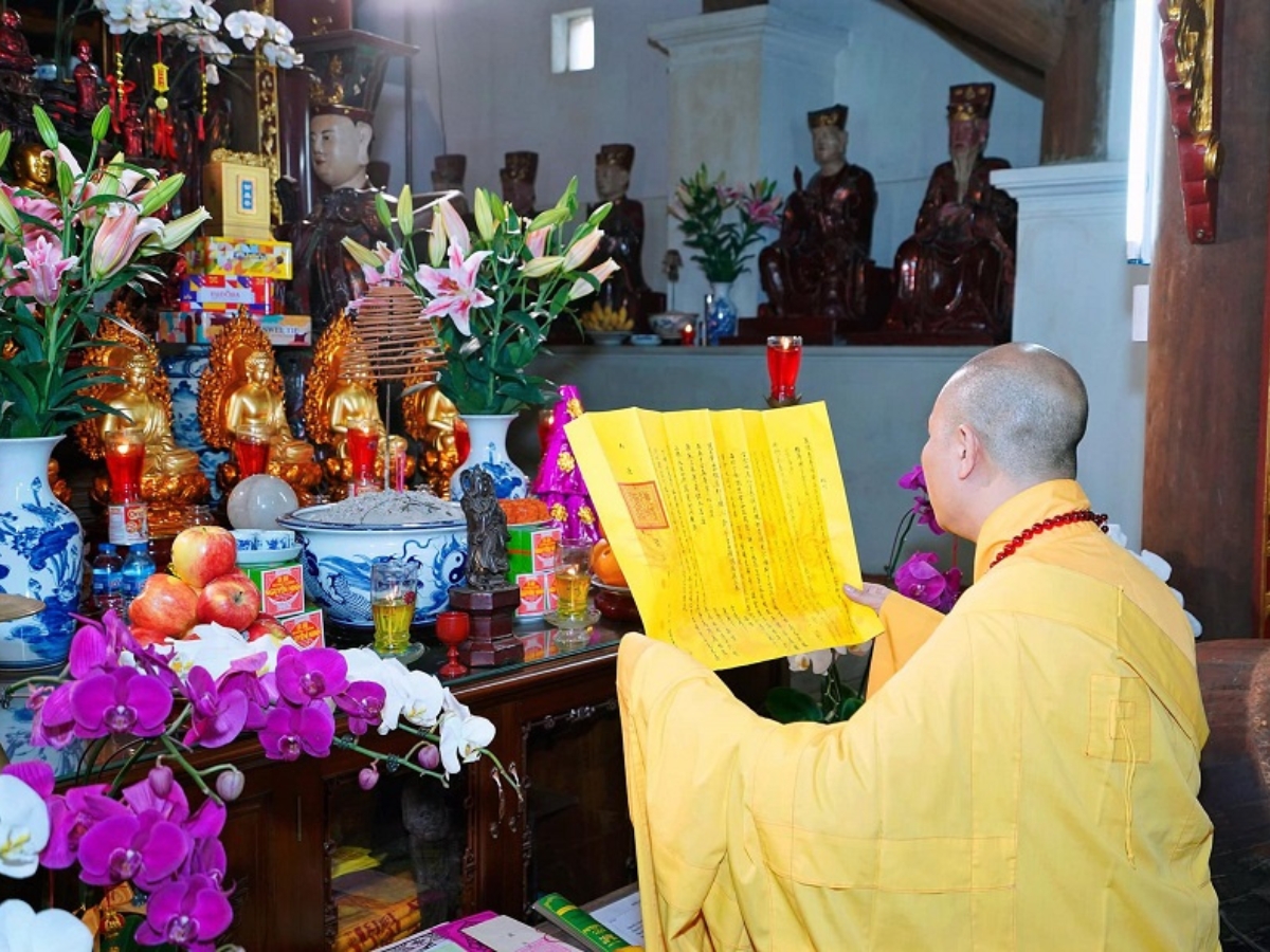 Sư thầy tụng kinh cầu siêu, cứu độ chúng sinh và cầu an cho người đang sống