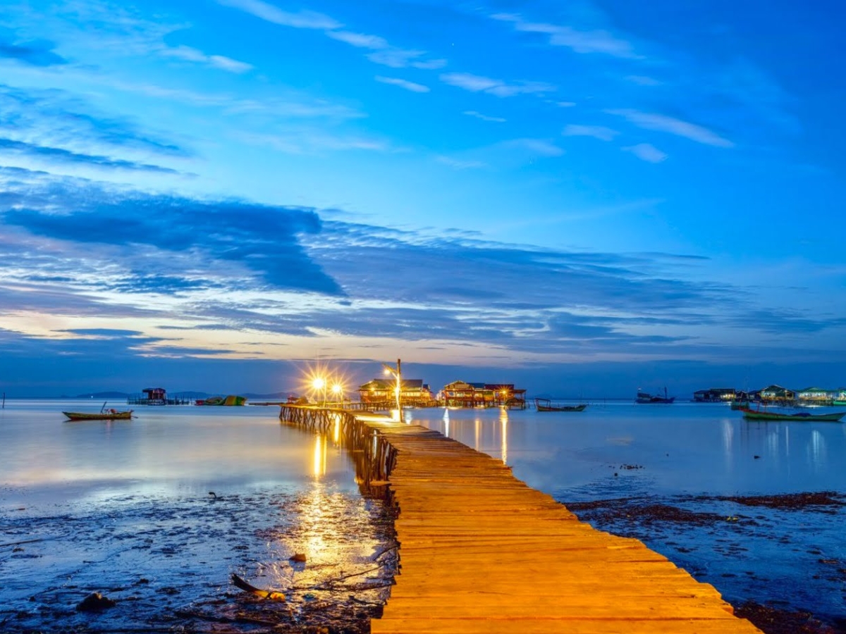 Làng chài Rạch Vẹm gắn liền với hình ảnh những cây cầu gỗ mộc mạc, bình dị.