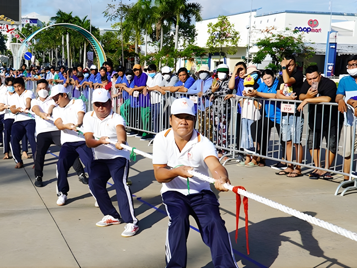 Các trò chơi dân gian làm cho bầu không khí của lễ hội thêm phần sôi động