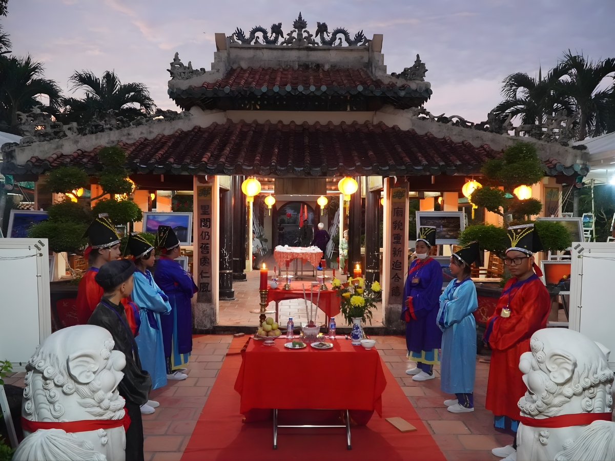 Phần nghi lễ được thực hiện trang nghiêm, thể hiện lòng thành kính, biết ơn đối với bậc tiền nhân
