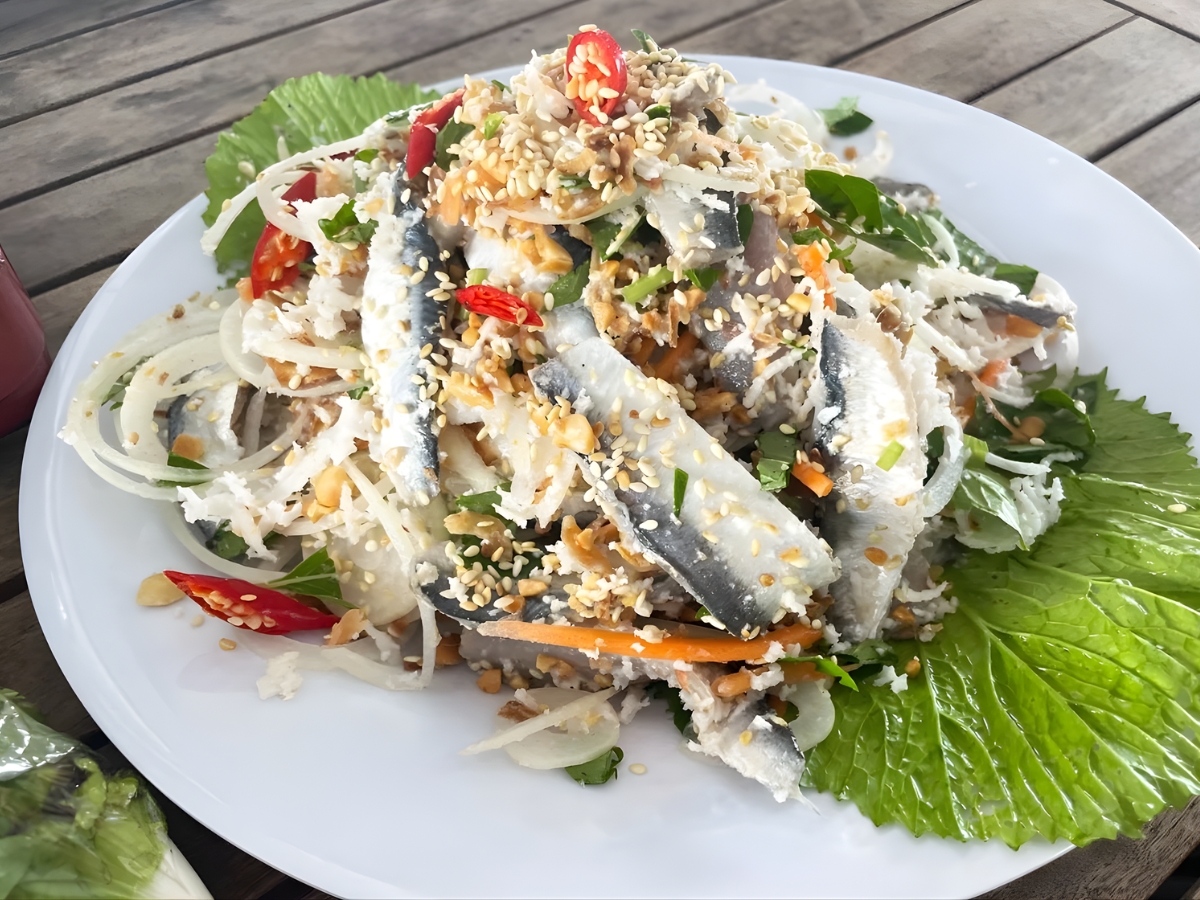 Thưởng thức gỏi cá trích - món đặc sản trứ danh của Phú Quốc