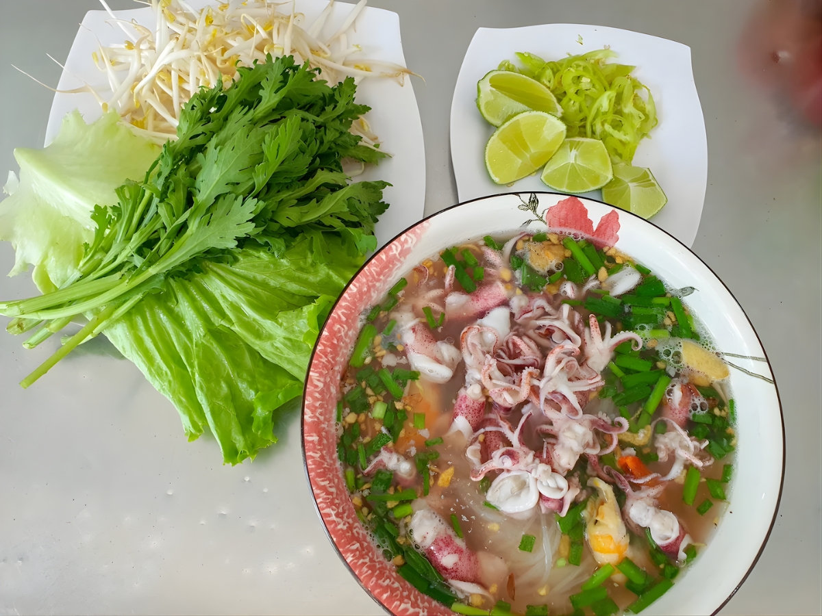 Tô hủ tiếu mực thơm ngon với giá thành phải chăng