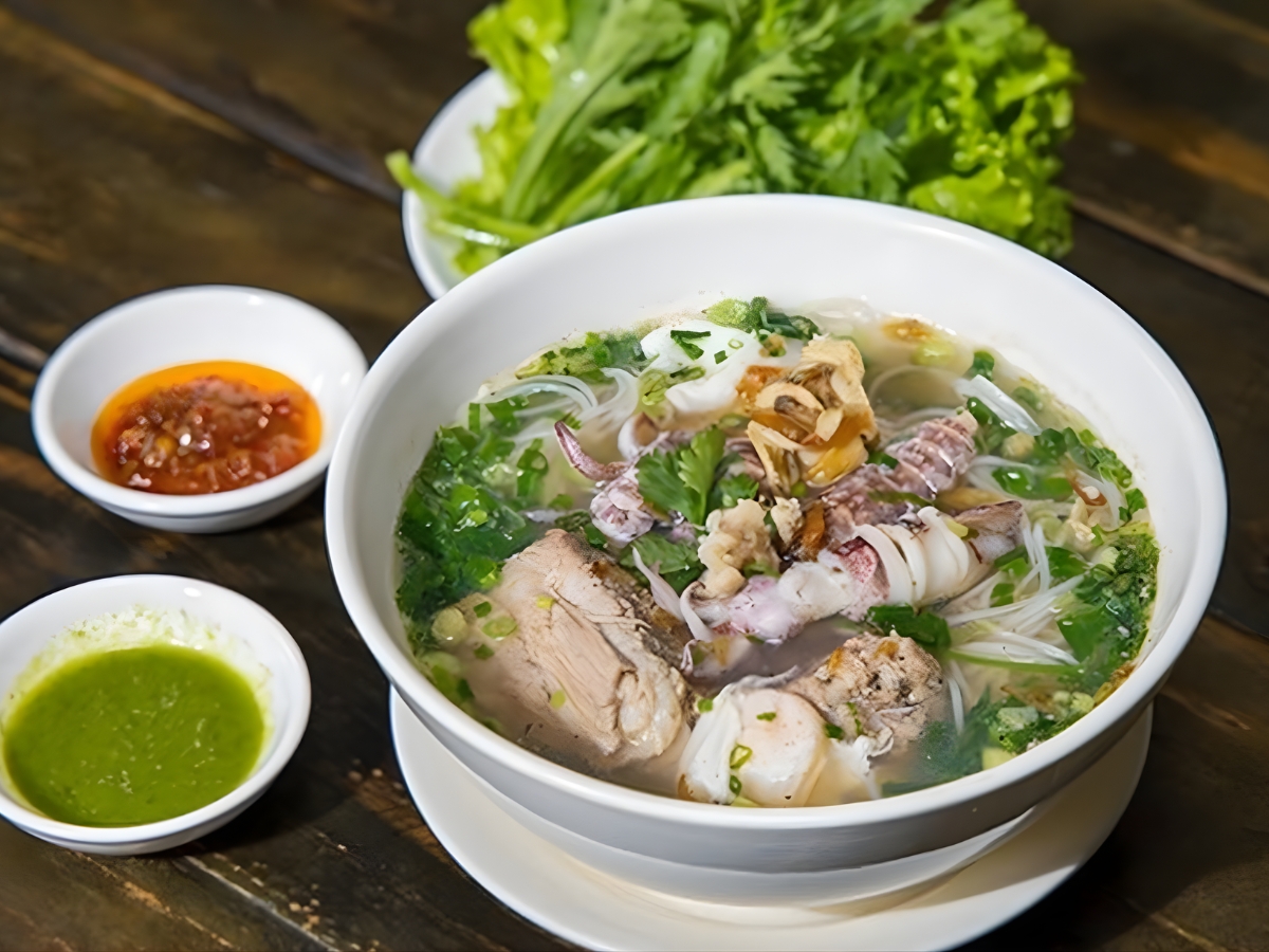 Tô hủ tiếu mực với topping đầy đặn và hương vị đặc trưng, khó nơi nào có