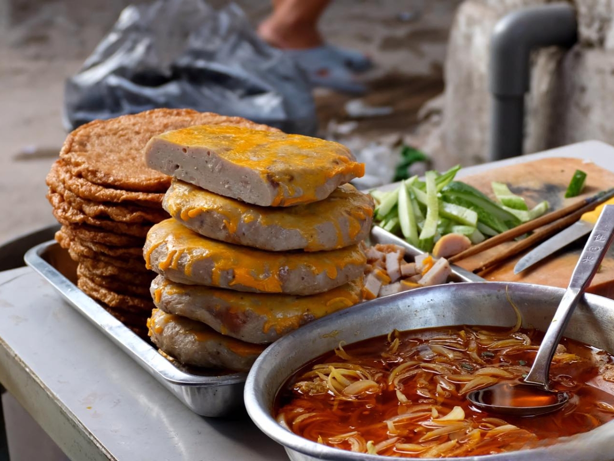 Quy trình chế biến món bánh canh chả cá được thực hiện tỉ mỉ, khéo léo
