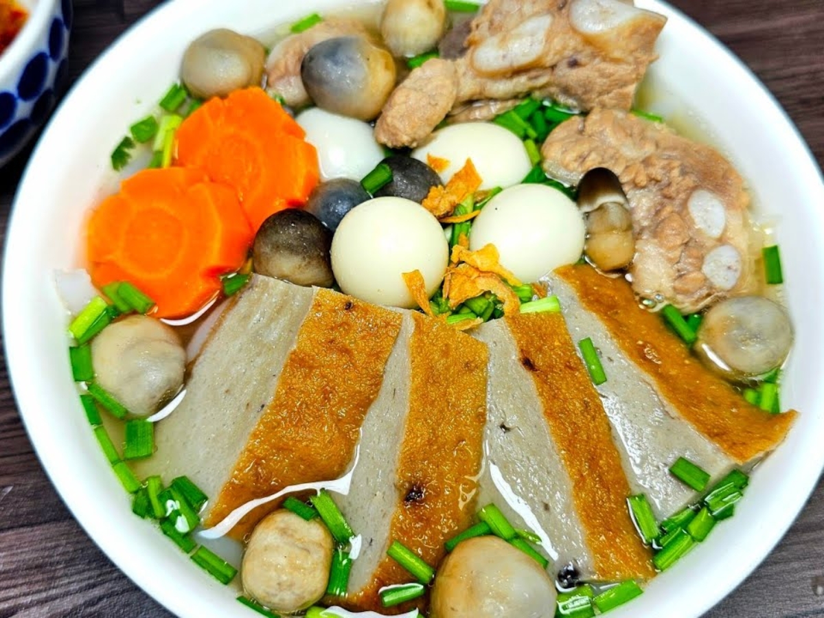 Bánh canh chả cá Phú Quốc với nước dùng trong, ngọt thanh cùng chả cả dai mềm