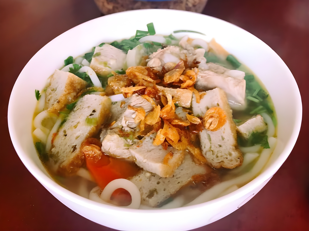 Món bánh canh chả cá mềm thơm, nóng hổi, topping đầy đặn