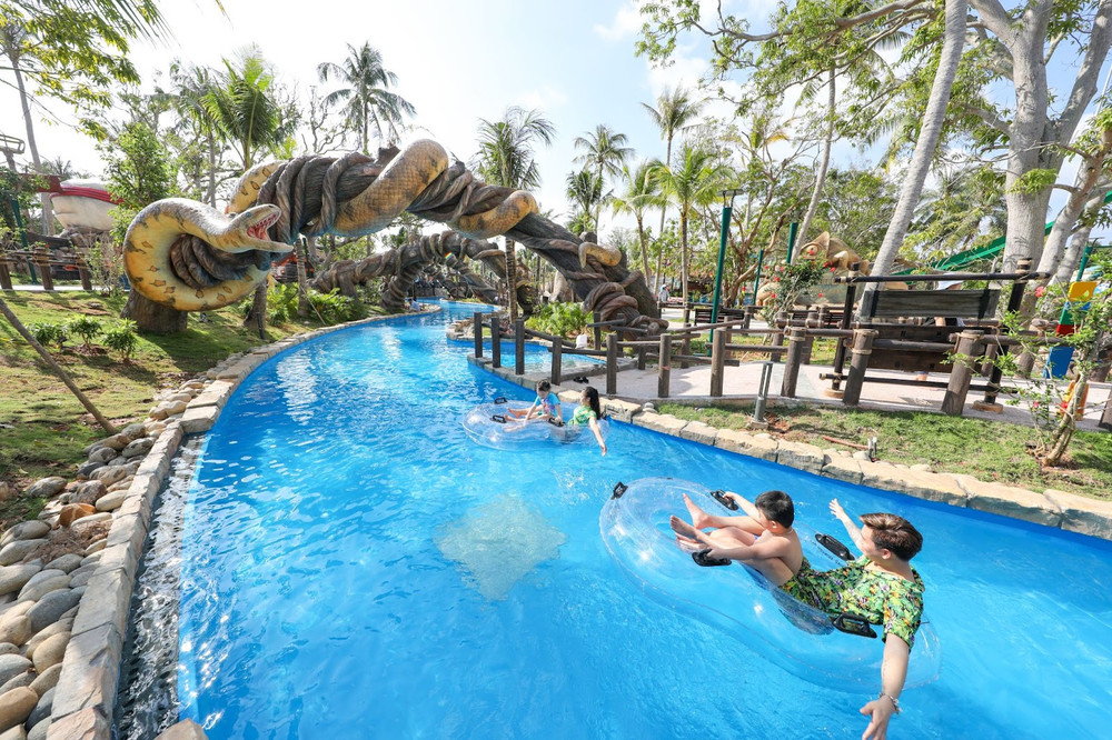 Du khách vui chơi tại công viên nước Aquatopia