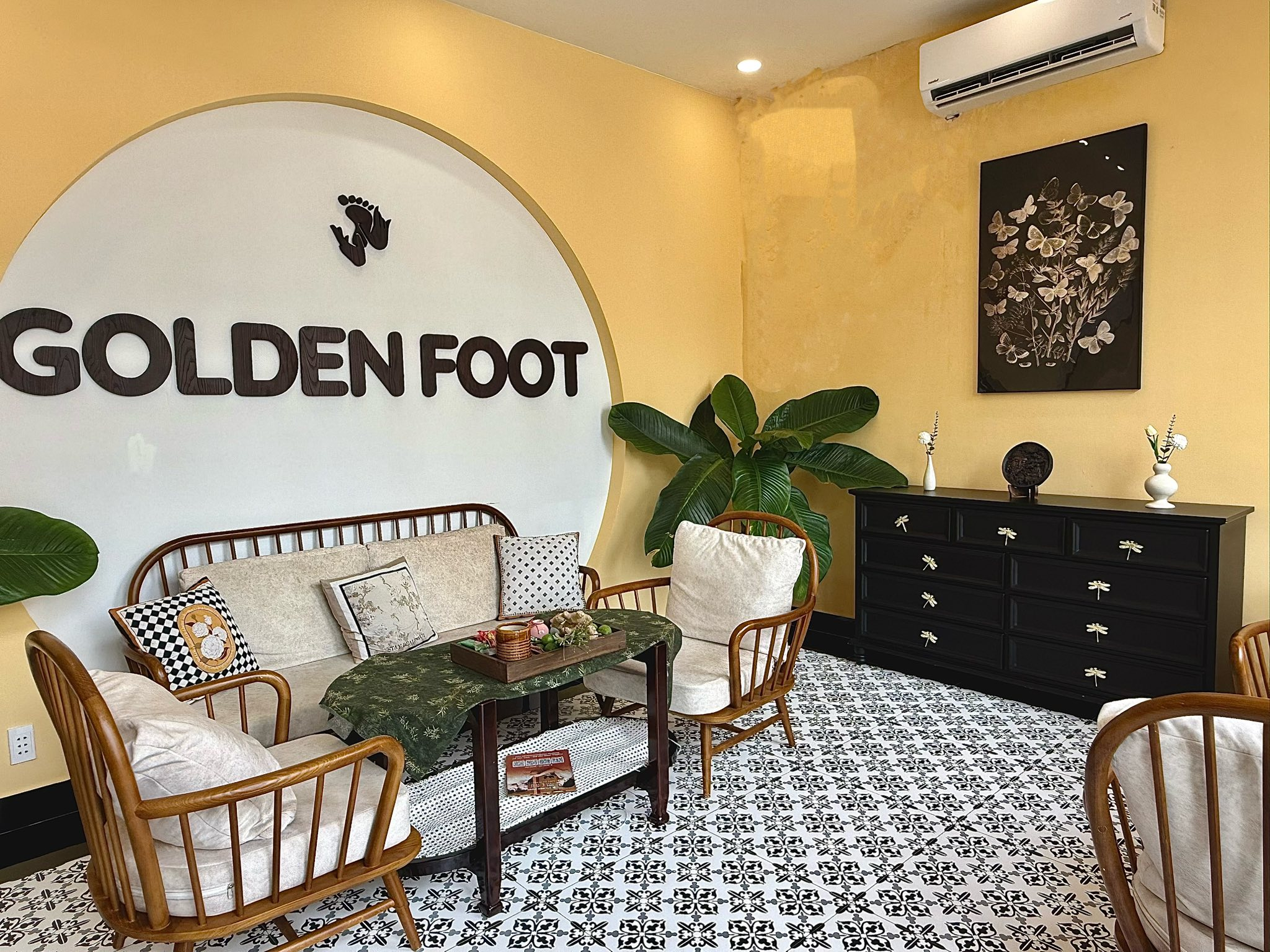 Không gian ấm cúng tại phòng chờ của Golden Foot Massage Phú Quốc