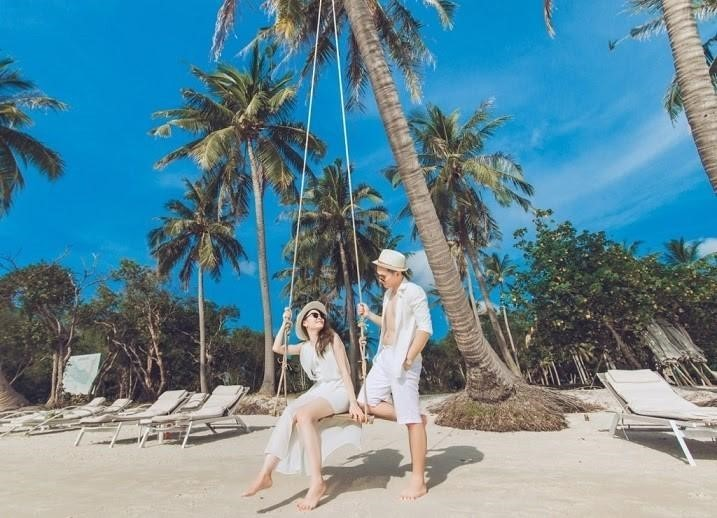 Các tông màu sáng sẽ giúp bạn nổi bật hơn trong những bức ảnh chụp ở biển