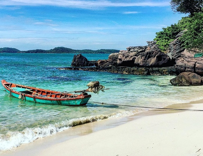 Bãi cát trắng mịn và nước biển xanh trong tại Hòn Xưởng Phú Quốc