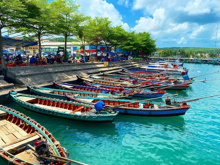 Du khách di chuyển tới cảng An Thới sau đó sử dụng các dịch vụ để đi ra Hòn Xưởng