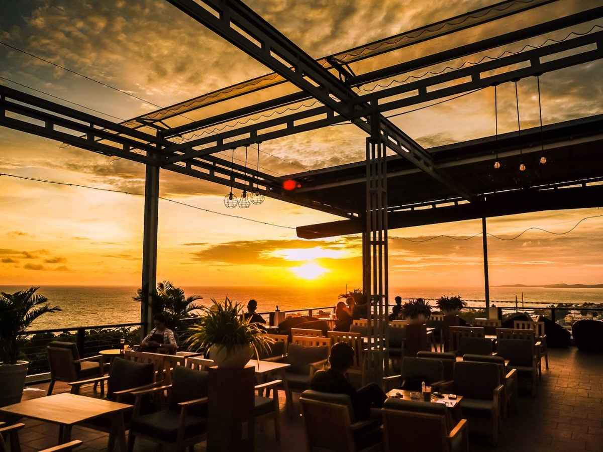 Quán cafe rooftop với không gian ngắm hoàng hôn lãng mạn
