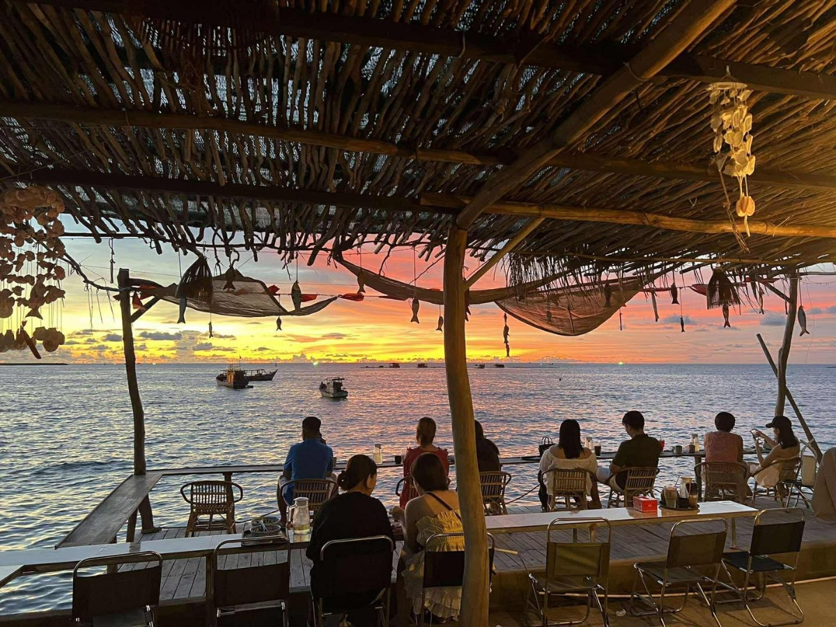 Quán cafe Bàng với tầm nhìn hướng thẳng ra đại dương