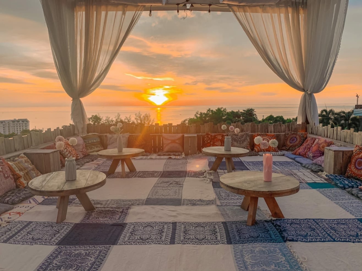 Quán cafe view biển là điểm đến được nhiều du khách yêu thích khi đến Phú Quốc