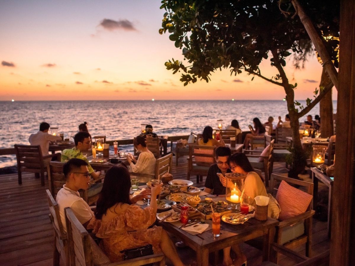 Các quán cafe tại Sunset Town sở hữu kiến trúc Địa Trung Hải độc đáo