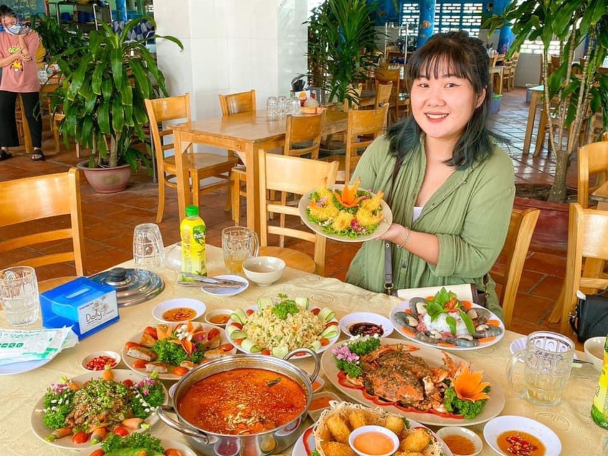 Hải sản tươi sống là điểm mạnh của Bè Hà Quyền