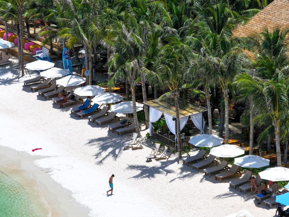 Istanbul Beach Club nằm ngay trên bờ cát trắng mịn của Bãi Kem
