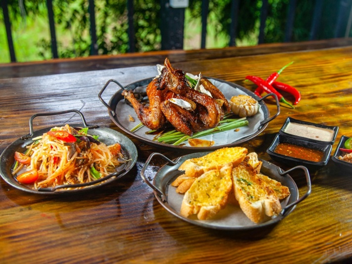 Tiệm gà Khói với nhiều món gà chế biến hương vị độc đáo