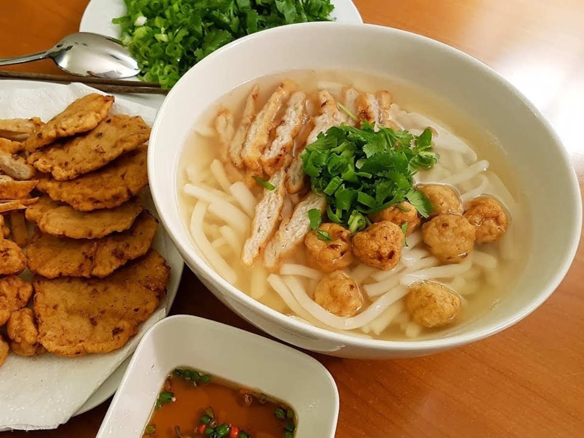 Bánh canh Phú Quốc với nước dùng ngọt thanh và chả cá mềm thơm, hấp dẫn dẫn thực khách