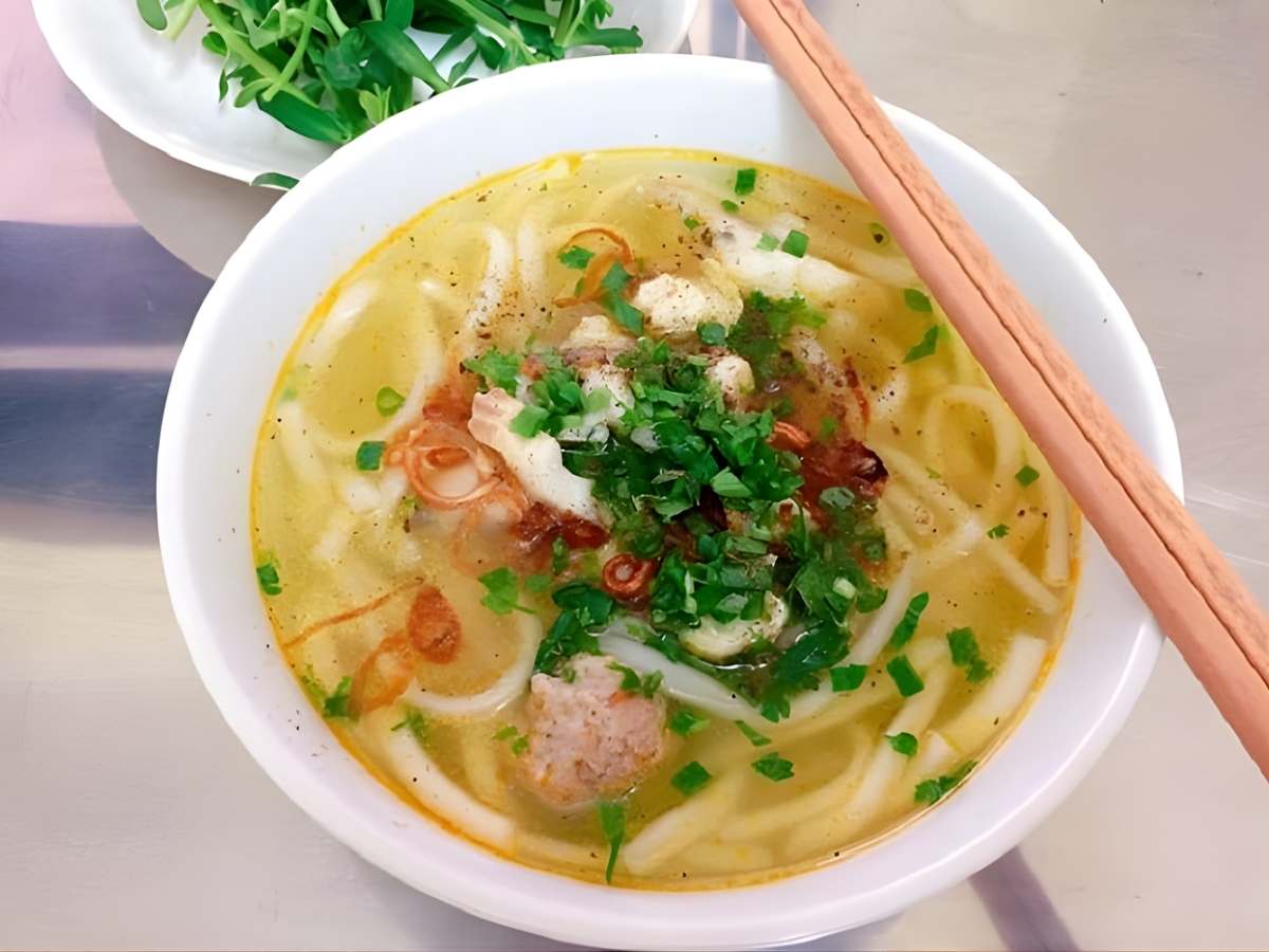Tô bánh canh ghẹ Huỳnh Như thơm và ngọt nước