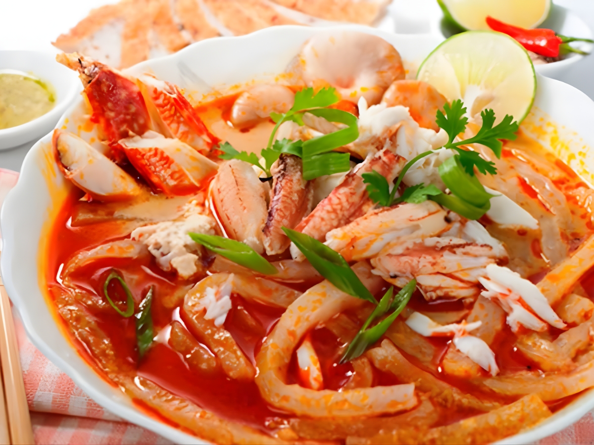 Bánh canh hải sản Phú Quốc là món ăn yêu thích của nhiều thực khách