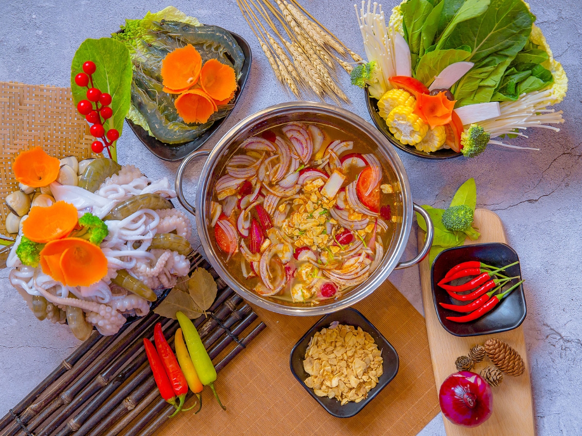 Lẩu hải sản với hương vị chua cay hài hòa, cực kỳ bắt miệng