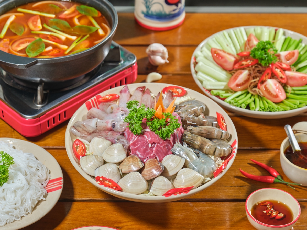 Phú Quốc sở hữu nguồn hải sản tươi ngon cùng rau xanh đa dạng, tạo nên những món lẩu thơm ngon, hấp dẫn